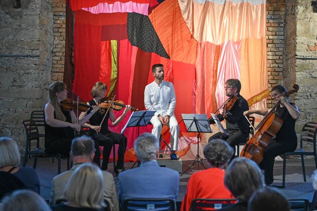 Concert of the Atalante Quartet with the tenor Daniel Johannsen, in the Hipphalle in Gmunden, in the context of the Salzkammergut Festwochen Gmunden, on 23 07 21 The picture shows the tenor Daniel Johannsen with the Atalante Quartet during the concert 2021 Concert of the Atalante Quartet with the tenor Daniel Johannsen, in the Hipphalle in