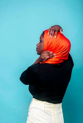 IMAGO Creative: 2021 Favoriten IMAGO Creative: Clickbait, Modetrends Woman looking away in front of blue background model released Symbolfoto MGOF04721