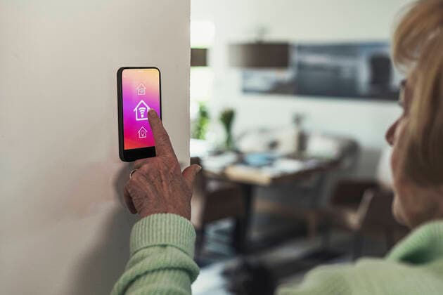 IMAGO Creative: Corporate: Klimaschutz, Digitalisierung und Urbanisierung Woman touching wifi icon on home automation device model released Symbolfoto property released UUF23651