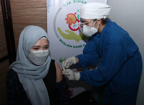Virus Outbreak Indonesia A woman receives a dose of Sinovac vaccine during a mass vaccination for locals at OJK office in Malang City, East Java, Indonesia, on July 24, 2021. Indonesia is speeding its vaccination program as the number of COVID-19 days cases reach over 49.071 people. National cases reach over 3.082.410 since the beginning of the pandemic Malang Indonesia rochman-notitle210724_npBtD  Copyright: xAmanxRochmanx