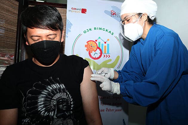 Virus Outbreak Indonesia A man receives a dose of Sinovac vaccine during a mass vaccination for locals at OJK office in Malang City, East Java, Indonesia, on July 24, 2021. Indonesia is speeding its vaccination program as the number of COVID-19 days cases reach over 49.071 people. National cases reach over 3.082.410 since the beginning of the pandemic Malang Indonesia rochman-notitle210724_npv63  Copyright: xAmanxRochmanx