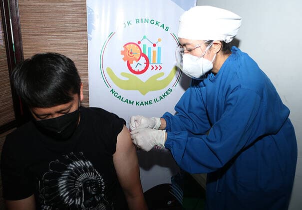 Virus Outbreak Indonesia A man receives a dose of Sinovac vaccine during a mass vaccination for locals at OJK office in Malang City, East Java, Indonesia, on July 24, 2021. Indonesia is speeding its vaccination program as the number of COVID-19 days cases reach over 49.071 people. National cases reach over 3.082.410 since the beginning of the pandemic Malang Indonesia rochman-notitle210724_np9Tx  Copyright: xAmanxRochmanx