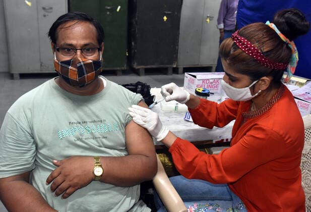 NEW DELHI, INDIA - JULY 23: A health worker administers a dose of Covid-19 vaccine to a beneficiary at SKV School, Mata Sundari Road DDU Marg, on July 23, 2021 in New Delhi, India. (Photo by Sonu Mehta Hindustan Times) COVID-19 Vaccination Drive