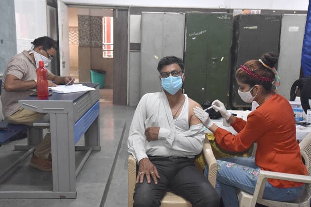 NEW DELHI, INDIA - JULY 23: A health worker administers a dose of Covid-19 vaccine to a beneficiary at SKV School, Mata Sundari Road DDU Marg, on July 23, 2021 in New Delhi, India. (Photo by Sonu Mehta Hindustan Times) COVID-19 Vaccination Drive
