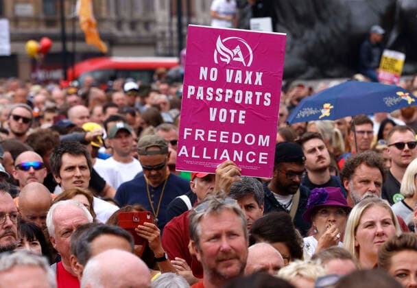Coronavirus in Großbritannien, Impfgegner protestieren in London . 24 07 2021. London, United Kingdom. Thousands of people gather in Trafalgar Square to protest against the vaccination programme.Anti-Vaxx demonstration. Westminster. Anti-Vaxx demonstrators demonstrate against the Governments Freedom day and the introduction of vaccine passports. xMarkxThomasx xi-Imagesx IIM-22449-0037