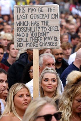 Coronavirus in Großbritannien, Impfgegner protestieren in London . 24 07 2021. London, United Kingdom. Thousands of people gather in Trafalgar Square to protest against the vaccination programme.Anti-Vaxx demonstration. Westminster. Anti-Vaxx demonstrators demonstrate against the Governments Freedom day and the introduction of vaccine passports.  xMarkxThomasx xi-Imagesx IIM-22449-0049