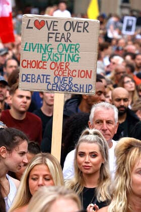 Coronavirus in Großbritannien, Impfgegner protestieren in London . 24 07 2021. London, United Kingdom. Thousands of people gather in Trafalgar Square to protest against the vaccination programme.Anti-Vaxx demonstration. Westminster. Anti-Vaxx demonstrators demonstrate against the Governments Freedom day and the introduction of vaccine passports.  xMarkxThomasx xi-Imagesx IIM-22449-0050