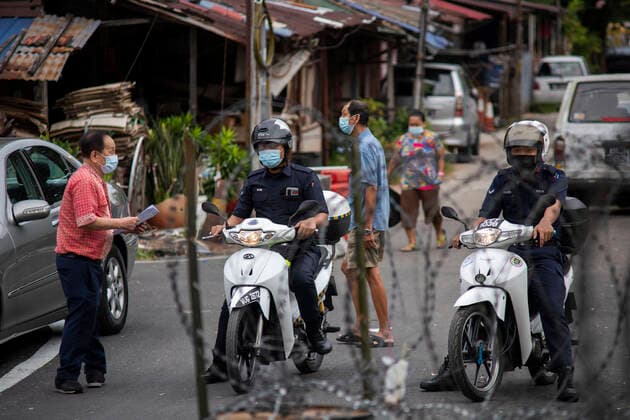 (210724) -- KUALA LUMPUR, July 24, 2021 -- Policemen patrol in a community under the Enhanced Movement Control Order (EMCO) in Kuala Lumpur, Malaysia, July 24, 2021. Malaysia reported 15,902 new COVID-19 infections in the highest daily spike since the outbreak, bringing the national total to 996,393, the Health Ministry said Saturday. (Photo by Xinhua) MALAYSIA-COVID-19-CASES-NEW HIGH ChongxVoonxChung 
