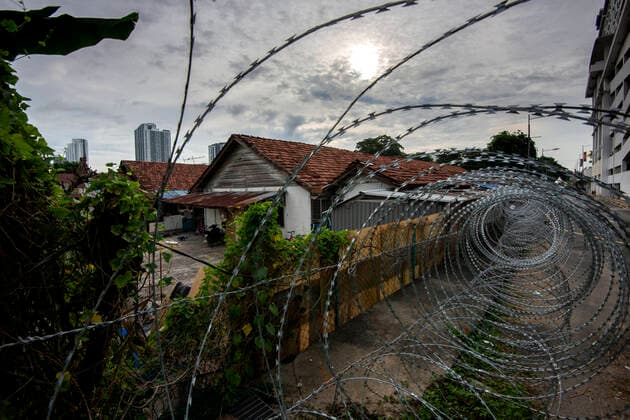 (210724) -- KUALA LUMPUR, July 24, 2021 -- The barbed wire is pictured surrounding a community under the Enhanced Movement Control Order (EMCO) in Kuala Lumpur, Malaysia, July 24, 2021. Malaysia reported 15,902 new COVID-19 infections in the highest daily spike since the outbreak, bringing the national total to 996,393, the Health Ministry said Saturday. (Photo by Xinhua) MALAYSIA-COVID-19-CASES-NEW HIGH ChongxVoonxChung 