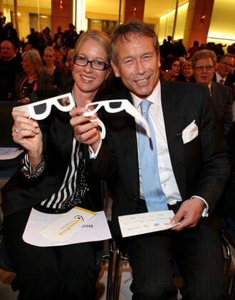Ulrich Nussbaum mit Ehefrau Birgitt bei der Verleihung des 11. Deutschen Hörfilmpreis im Atrium der Deutsche Bank AG in Berlin 090413 Berlin Deutschland Copyright: xJamesxColdreyx