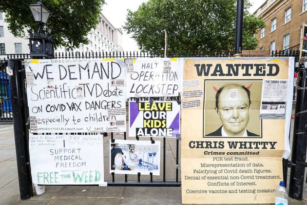 Coronavirus in Großbritannien, Impfgegner protestieren in London London, United Kingdom, July 24, 2021: Thousands of people holding banners and placards gathered in Trafalgar during an anti-Lockdown demonstration in central London, on Saturday, July 24, 2021. (VX Photo Vudi Xhymshiti), Against Lockdown in London London Trafalgar Square England United Kingdom  , Copyright: xVudixXhymshitix