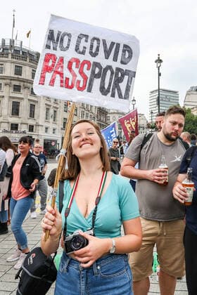 Coronavirus in Großbritannien, Impfgegner protestieren in London London, United Kingdom, July 24, 2021: A young lady smiles as she holds a placard against Vaccine Passports in Trafalgar during an anti-Lockdown demonstration in central London, on Saturday, July 24, 2021. (VX Photo Vudi Xhymshiti), Against Lockdown in London London Trafalgar Square England United Kingdom  , Copyright: xVudixXhymshitix