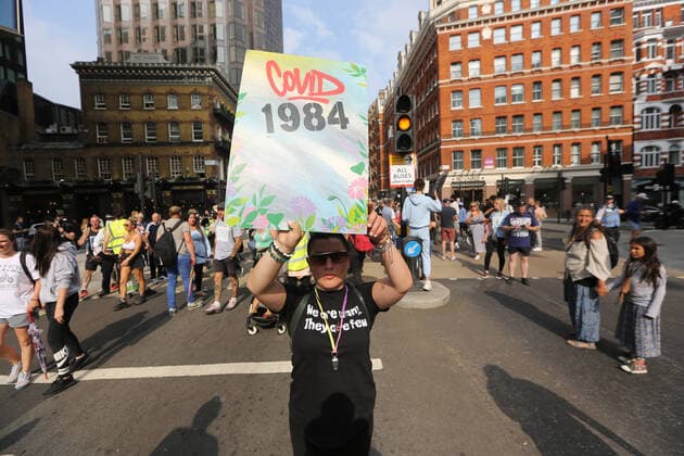 Coronavirus in Großbritannien, Impfgegner protestieren in London July 24, 2021, London, England, United Kingdom: Anti lockdown and anti-vaccine protesters march through LondonÃ¢â‚¬â ¢s Whitehall in Ã¢â‚¬oeWorldwide rally for freedomÃ¢ London United Kingdom - ZUMAs262 20210724_zip_s262_006 Copyright: xTayfunxSalcix