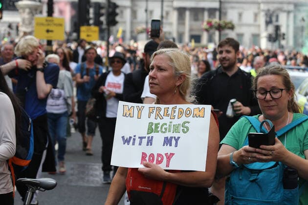 Coronavirus in Großbritannien, Impfgegner protestieren in London July 24, 2021, London, England, United Kingdom: Anti lockdown and anti-vaccine protesters march through LondonÃ¢â‚¬â ¢s Whitehall in Ã¢â‚¬oeWorldwide rally for freedomÃ¢ London United Kingdom - ZUMAs262 20210724_zip_s262_007 Copyright: xTayfunxSalcix