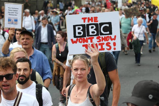 Coronavirus in Großbritannien, Impfgegner protestieren in London July 24, 2021, London, England, United Kingdom: Anti lockdown and anti-vaccine protesters march through LondonÃ¢â‚¬â ¢s Whitehall in Ã¢â‚¬oeWorldwide rally for freedomÃ¢ London United Kingdom - ZUMAs262 20210724_zip_s262_018 Copyright: xTayfunxSalcix