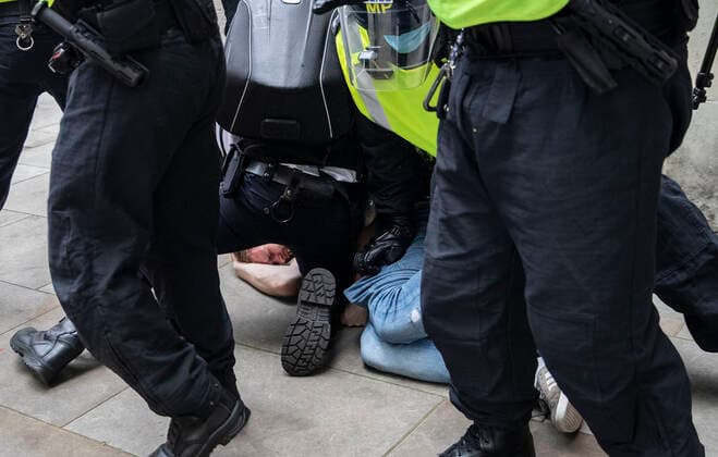 Coronavirus in Großbritannien, Impfgegner protestieren in London July 24, 2021, London, United Kingdom: Arrest outside Parliament Square during the anti-lockdown and anti-vaccine protest in London on July 24, 2021. Demonstrators protest amid Covid-19 pandemic under the rubric Worldwide rally for freedomÃ‚Â start in Trafalgar Square then march towards Hyde Park. London United Kingdom - ZUMAj323 20210724_zip_j323_039 Copyright: xMayxJamesx