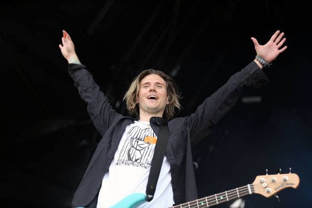music McFly Concert Dougie Poynter points to the sky during the McFly Music Concert at York Racecourse, York, United Kingdom on 24 July 2021. York York Racecourse Yorkshire United Kingdom Editorial use only , Copyright: xMickxAtkinsx PSI-13164-0019