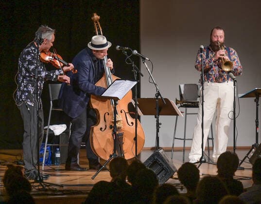 Concert of the gentlemen Georg Breinschmid bassist Benjamin Schmid violinist and Thomas Gansch trumpeter , in the context of the Salzkammergut Festwochen Gmunden, in the Kongresshaus Toskana in Gmunden , on 24 07 21 The picture shows