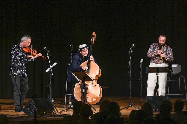 Concert of the gentlemen Georg Breinschmid bassist Benjamin Schmid violinist and Thomas Gansch trumpeter , in the context of the Salzkammergut Festwochen Gmunden, in the Kongresshaus Toskana in Gmunden , on 24 07 21 The picture shows