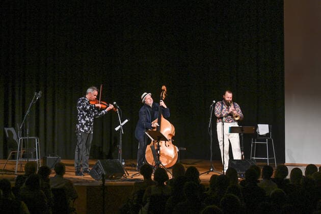 Concert of the gentlemen Georg Breinschmid bassist Benjamin Schmid violinist and Thomas Gansch trumpeter , in the context of the Salzkammergut Festwochen Gmunden, in the Kongresshaus Toskana in Gmunden , on 24 07 21 The picture shows