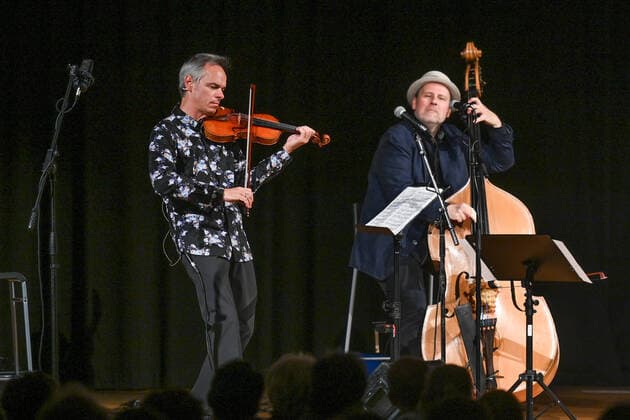 Concert of the gentlemen Georg Breinschmid bassist Benjamin Schmid violinist and Thomas Gansch trumpeter , in the context of the Salzkammergut Festwochen Gmunden, in the Kongresshaus Toskana in Gmunden , on 24 07 21 The picture shows f l n r violinist Benjam