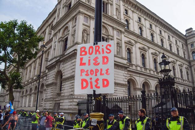 News Themen der Woche KW29 News Bilder des Tages July 24, 2021, London, United Kingdom: A placard which says Boris Lied People Died is seen outside Downing Street during the demonstration..Thousands of protesters gathered in Westminster to protest against COVID-19 vaccinations, vaccine passports, and coronavirus restrictions, with many demonstrators calling the pandemic a hoax London United Kingdom - ZUMAs197 20210724_zaa_s197_212 Copyright: xVukxValcicx