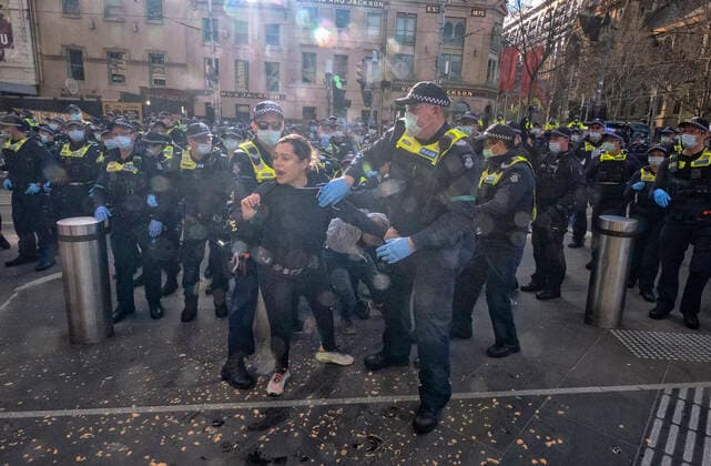 ANTI LOCKDOWN PROTEST MELBOURNE, Protesters clash with police during the ?World Wide Rally For Freedom? anti-lockdown rally in Melbourne, Saturday, July 24, 2021. ( NO ARCHIVING, EDITORIAL USE ONLY, NO USE IN BOOKS WITHOUT CONSENT MELBOURNE VIC AUSTRALIA  Copyright: xLUISxASCUIx 20210724001559729727