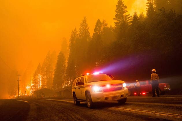 IMAGO Nature: Unsere Erde, Klimawandel, Waldbrände Bilder des Jahres 2021, News 07 Juli News Themen der Woche KW29 July 24, 2021, California, United States: Firefighter car turn around as active flames reach highway 70..The Dixie fire continues to burn in California burning over 180,000 acres with 20% containment. California United States - ZUMAs197 20210724_zaa_s197_360 Copyright: xTyxONeilx