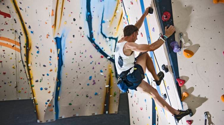 man climbing at indoor climbing wall in London London, England, United Kingdom CR_THHE210715-797611-01 ,model released, Symbolfoto ,property released