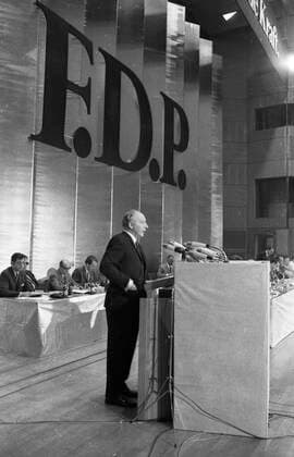 Bundesparteitag der Freien Demokratischen Partei ( FDP) 1970 DEU, Deutschland, Bonn: Der Bundesparteitag der Freien Demokratischen Partei ( FDP) am 22.6.1970 in der Bonner Beethovenhalle.Walter Scheel. DEU, Germany, Bonn: The federal party conference of the Free Democratic Party ( FDP) on 22.6.1970 in the Beethovenhalle in Bonn. NRW *** Federal party conference of the Free Democratic Party FDP 1970 DEU, Germany, Bonn The federal party conference of the Free Democratic Party FDP on 22 6 1970 in the Beethovenhalle in Bonn Walter Scheel DEU, Germany, Bonn The federal party conference of the Free Democratic Party FDP on 22 6 1970 in the Beethovenhalle in Bonn NRW