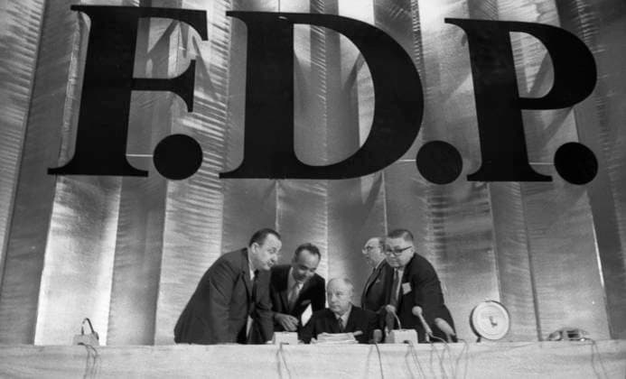 Bundesparteitag der Freien Demokratischen Partei ( FDP) 1970 DEU, Deutschland, Bonn: Der Bundesparteitag der Freien Demokratischen Partei ( FDP) am 22.6.1970 in der Bonner Beethovenhalle.Dietrich Genscher, Hans Friedrichs, Walter Scheel,Wolfgang mischnick, N.N. von links DEU, Germany, Bonn: The federal party conference of the Free Democratic Party ( FDP) on 22.6.1970 in the Beethovenhalle in Bonn. NRW *** Federal party conference of the Free Democratic Party FDP on 22 6 1970 in the Beethovenhalle in Bonn DEU, Germany, Bonn The federal party conference of the Free Democratic Party FDP on 22 6 1970 in the Beethovenhalle in Bonn Dietrich Genscher, Hans Friedrichs, Walter Scheel,Wolfgang mischnick, N N from left DEU, Germany, Bonn The federal