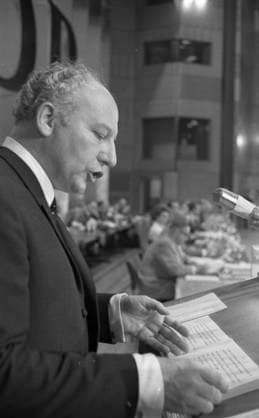 Bundesparteitag der Freien Demokratischen Partei ( FDP) 1970 DEU, Deutschland, Bonn: Der Bundesparteitag der Freien Demokratischen Partei ( FDP) am 22.6.1970 in der Bonner Beethovenhalle.Walter Scheel. DEU, Germany, Bonn: The federal party conference of the Free Democratic Party ( FDP) on 22.6.1970 in the Beethovenhalle in Bonn. NRW *** Federal party conference of the Free Democratic Party FDP 1970 DEU, Germany, Bonn The federal party conference of the Free Democratic Party FDP on 22 6 1970 in the Beethovenhalle in Bonn Walter Scheel DEU, Germany, Bonn The federal party conference of the Free Democratic Party FDP on 22 6 1970 in the Beethovenhalle in Bonn NRW