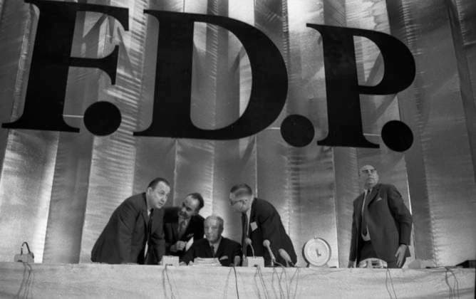 Bundesparteitag der Freien Demokratischen Partei ( FDP) 1970 DEU, Deutschland, Bonn: Der Bundesparteitag der Freien Demokratischen Partei ( FDP) am 22.6.1970 in der Bonner Beethovenhalle.Dietrich Genscher, Hans Friedrichs, WAlter Scheel, N.N., Wolfgang Mischnick von l.n.r. DEU, Germany, Bonn: The federal party conference of the Free Democratic Party ( FDP) on 22.6.1970 in the Beethovenhalle in Bonn. NRW *** Federal party conference of the Free Democratic Party FDP on 22 6 1970 in the Beethovenhalle in Bonn DEU, Germany, Bonn The federal party conference of the Free Democratic Party FDP on 22 6 1970 in the Beethovenhalle in Bonn NRW Dietrich Genscher, Hans Friedrichs, WAlter Scheel, N N , Wolfgang Mischnick von l n r DEU, Germany, Bonn Th
