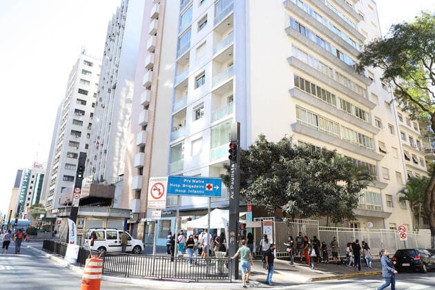 July 25, 2021, Sao Paulo, Brazil: People are vaccinated against Covid-19 in a tent set up on Paulista Avenue, in Sao Paulo, on Sunday (25). Mayor Ricardo Nunes postponed vaccination against Covid-19 for the 28-year-old age group, who previously had been confirmed to start on Thursday (29).  Copyright: xLecoxVianax