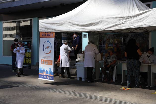 July 25, 2021, Sao Paulo, Brazil: People are vaccinated against Covid-19 in a tent set up on Paulista Avenue, in Sao Paulo, on Sunday (25). Mayor Ricardo Nunes postponed vaccination against Covid-19 for the 28-year-old age group, who previously had been confirmed to start on Thursday (29).  Copyright: xLecoxVianax
