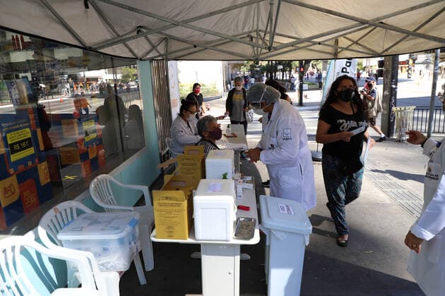 July 25, 2021, Sao Paulo, Brazil: People are vaccinated against Covid-19 in a tent set up on Paulista Avenue, in Sao Paulo, on Sunday (25). Mayor Ricardo Nunes postponed vaccination against Covid-19 for the 28-year-old age group, who previously had been confirmed to start on Thursday (29).  Copyright: xLecoxVianax