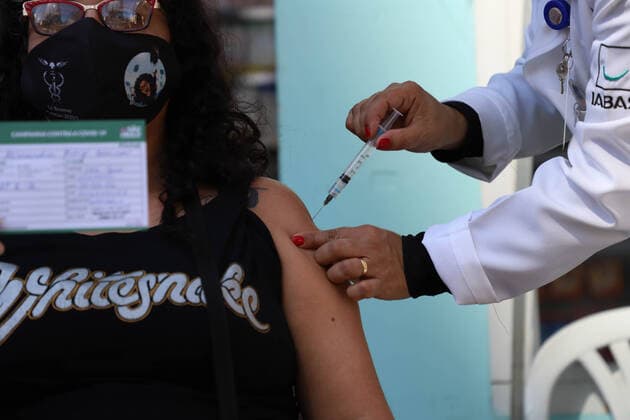 July 25, 2021, Sao Paulo, Brazil: People are vaccinated against Covid-19 in a tent set up on Paulista Avenue, in Sao Paulo, on Sunday (25). Mayor Ricardo Nunes postponed vaccination against Covid-19 for the 28-year-old age group, who previously had been confirmed to start on Thursday (29).  Copyright: xLecoxVianax
