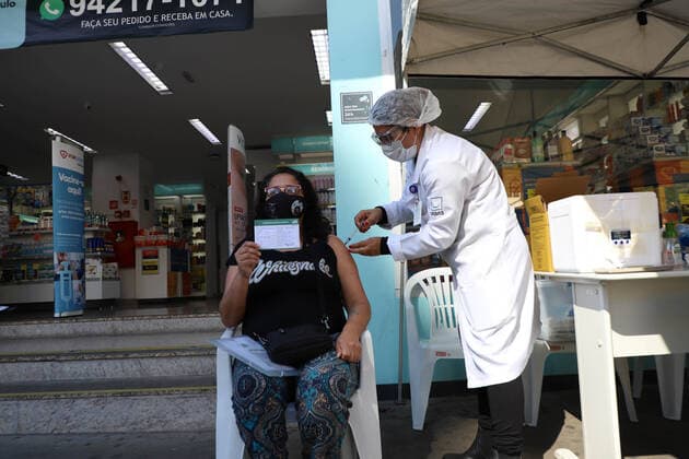 July 25, 2021, Sao Paulo, Brazil: People are vaccinated against Covid-19 in a tent set up on Paulista Avenue, in Sao Paulo, on Sunday (25). Mayor Ricardo Nunes postponed vaccination against Covid-19 for the 28-year-old age group, who previously had been confirmed to start on Thursday (29).  Copyright: xLecoxVianax