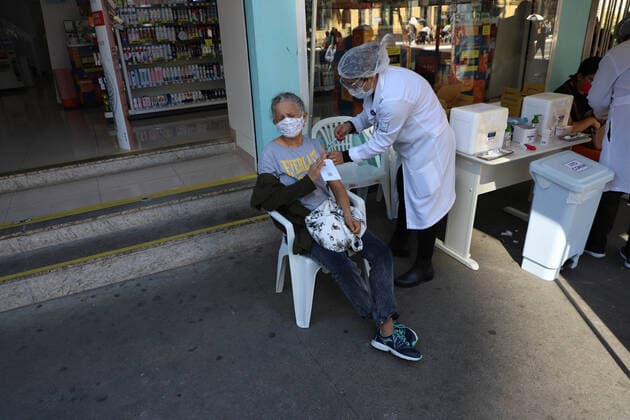 July 25, 2021, Sao Paulo, Brazil: People are vaccinated against Covid-19 in a tent set up on Paulista Avenue, in Sao Paulo, on Sunday (25). Mayor Ricardo Nunes postponed vaccination against Covid-19 for the 28-year-old age group, who previously had been confirmed to start on Thursday (29).  Copyright: xLecoxVianax