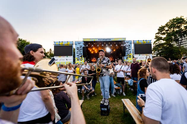 Raoul Vychodil, saxophone Live performance of the Bonn Brasspop Band Querbeat with songs from the new album Radikal Positiv at BonnLive Kulturgarten Bonn, 25 07 2021 BonnLive is a cooperation between fünfdrei Eventagentur and Rheinevents Bonn Am Römerbad NRW Germany