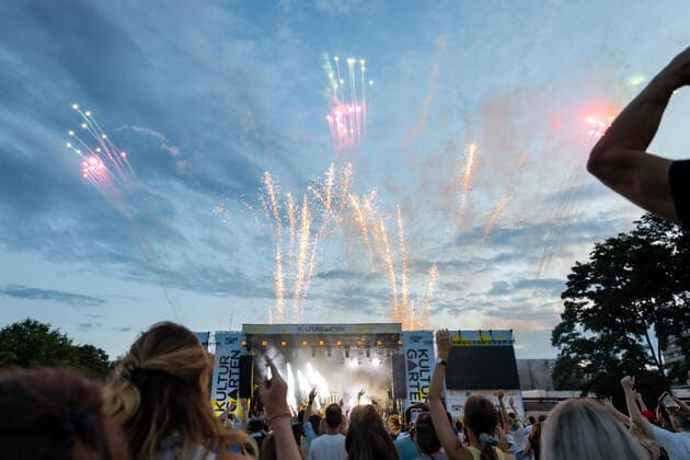 Fireworks Live performance of the Bonn Brasspop Band Querbeat with songs from the new album Radikal Positiv at BonnLive Kulturgarten Bonn, 25 07 2021 BonnLive is a cooperation between fünfdrei Eventagentur and Rheinevents Bonn Am Römerbad NRW Germany