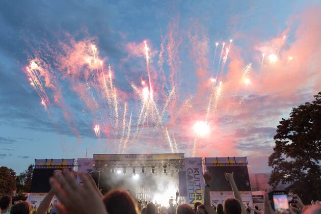 Fireworks Live performance of the Bonn Brasspop Band Querbeat with songs from the new album Radikal Positiv at BonnLive Kulturgarten Bonn, 25 07 2021 BonnLive is a cooperation between fünfdrei Eventagentur and Rheinevents Bonn Am Römerbad NRW Germany