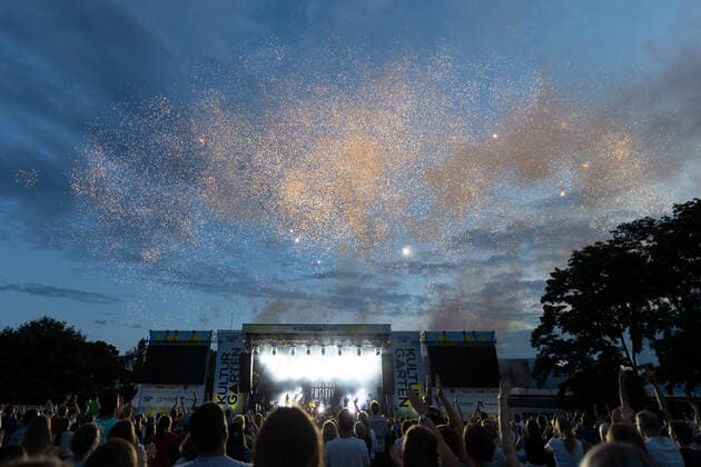 Fireworks Live performance of the Bonn Brasspop Band Querbeat with songs from the new album Radikal Positiv at BonnLive Kulturgarten Bonn, 25 07 2021 BonnLive is a cooperation between fünfdrei Eventagentur and Rheinevents Bonn Am Römerbad NRW Germany