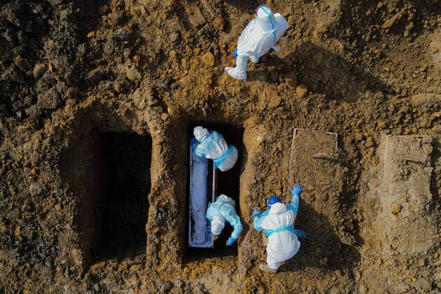 Covid-19 Victims Burial In Malaysia Aerial view of health workers wearing personal protective equipment during the burial of Covid-19 victims in Klang, Malaysia on July 26, 2021. Malaysia recorded 207 highest fatalities today bringing the death toll across the 8,000-mark. Kuala Lumpur Malaysia hazim-notitle210726_npuXz  Copyright: xZahimxMohdx
