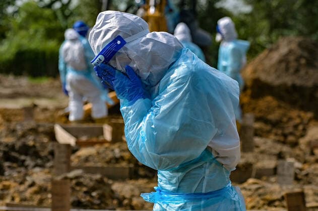 Covid-19 Victims Burial In Malaysia A family member wearing personal protective equipment reacts during the burial of his relative who died fighting the Covid-19 coronavirus in Klang, Malaysia on July 26, 2021. Malaysia recorded 207 highest fatalities today bringing the death toll across the 8,000-mark. Kuala Lumpur Malaysia hazim-notitle210726_npN5P  Copyright: xZahimxMohdx