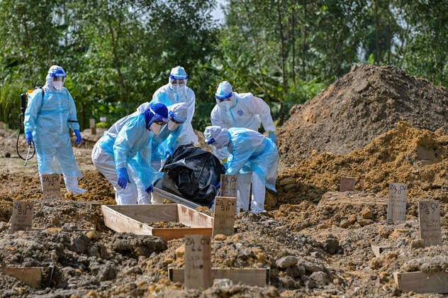 Covid-19 Victims Burial In Malaysia Aerial view of health workers wearing personal protective equipment during the burial of Covid-19 victims in Klang, Malaysia on July 26, 2021. Malaysia recorded 207 highest fatalities today bringing the death toll across the 8,000-mark. Kuala Lumpur Malaysia hazim-notitle210726_np9i1  Copyright: xZahimxMohdx