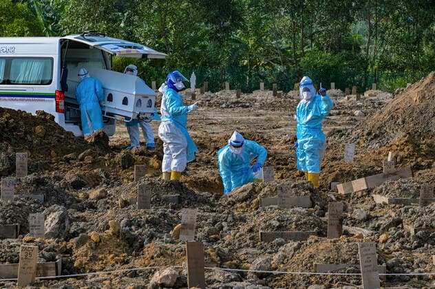 Covid-19 Victims Burial In Malaysia Aerial view of health workers wearing personal protective equipment during the burial of Covid-19 victims in Klang, Malaysia on July 26, 2021. Malaysia recorded 207 highest fatalities today bringing the death toll across the 8,000-mark. Kuala Lumpur Malaysia hazim-notitle210726_npInI  Copyright: xZahimxMohdx