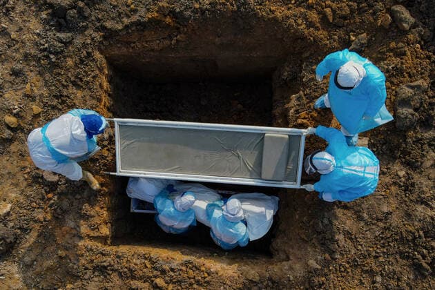 Covid-19 Victims Burial In Malaysia Aerial view of health workers wearing personal protective equipment during the burial of Covid-19 victims in Klang, Malaysia on July 26, 2021. Malaysia recorded 207 highest fatalities today bringing the death toll across the 8,000-mark. Kuala Lumpur Malaysia hazim-notitle210726_np9Fs  Copyright: xZahimxMohdx