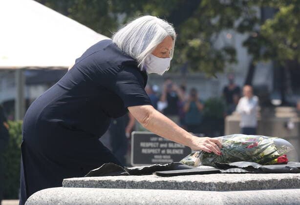 July 26, 2021, Ottawa, on, Canada: Governor General Mary Simon places a bouquet of flowers on the Tomb of the Unknown Soldier at the National War Memorial in Ottawa, Monday, July 26, 2021. Ottawa Canada  - ZUMAc35_ 20210726_zaf_c35_113 Copyright: xFredxChartrandx