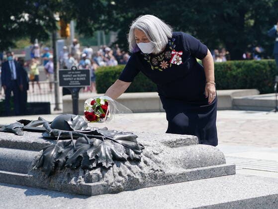 July 26, 2021, Ottawa, on, Canada: Governor General Mary Simon places flowers at the Tomb of the Unknown Soldier in Ottawa on Monday, July 26, 2021. Ottawa Canada  - ZUMAc35_ 20210726_zaf_c35_131 Copyright: xSeanxKilpatrickx